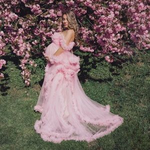 maternity dress for a photo shoot. + Cape robe